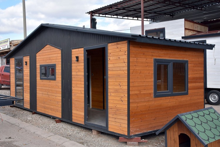 Açtığı atölyede tekerlekli ve prefabrik ev üretiyor