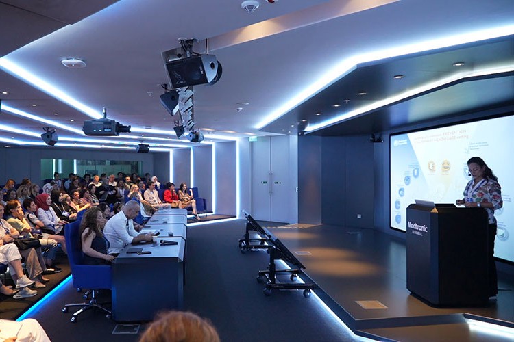 Hemşirelerinin klinik becerilerini geliştirmelerine yardım ediyor