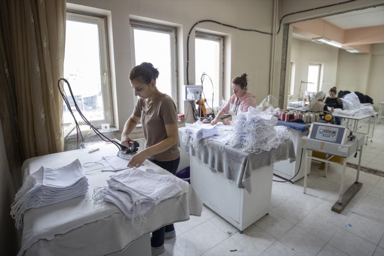 Tekstil atölyesinde kadınlar elbise ve çanta üreterek kazanç elde ediyor
