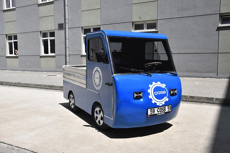 Tekirdağ'da meslek liseli öğrenciler elektrikli kamyonet tasarladı