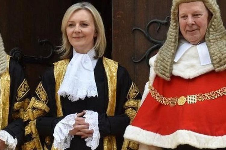 Liz Truss, İngiltere'nin üçüncü kadın başbakanı