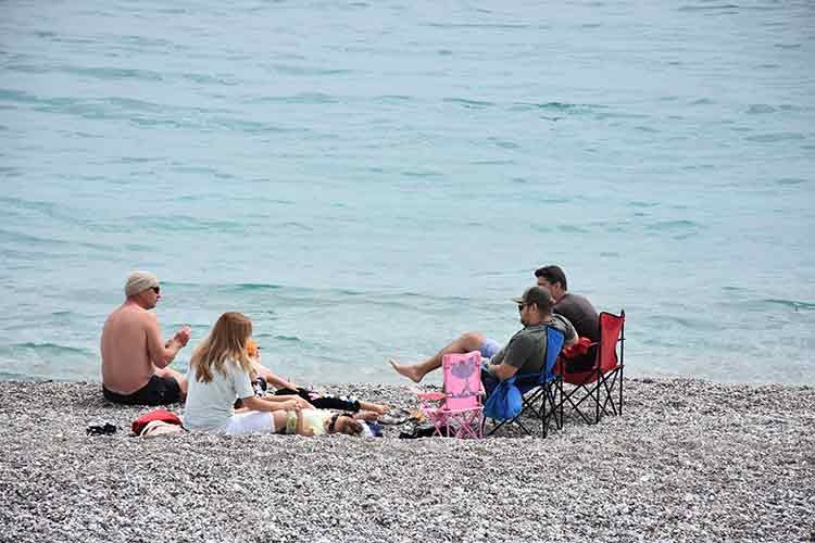 Antalya sahillerinde güneşli hava yoğunluğu