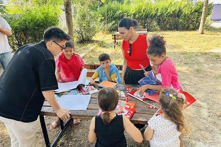 Oyunculardan depremzede çocuklara bayram morali