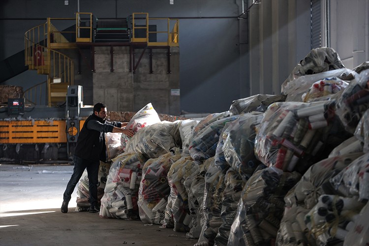 Su arıtma tesisinde sanayicinin katı atığı da geri dönüştürülüyor