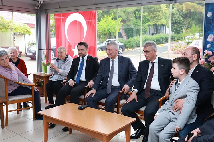Bakanlar İstanbul'da huzurevini ziyaret etti