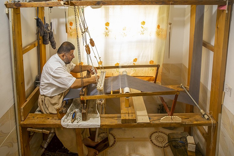 Ata mesleği olan dokumacılığı yaşatmaya çalışıyor