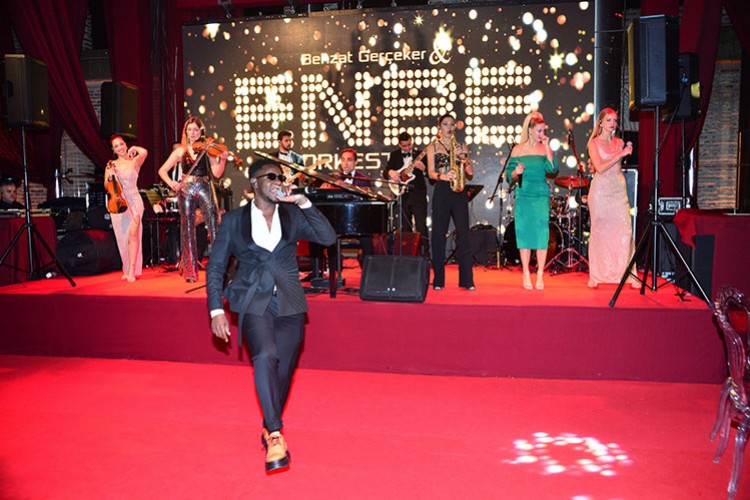 Görkemli yılbaşı davetinde ENBE orkestrası eğlendirdi