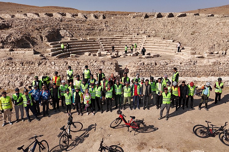 Tarihi ve doğal güzellikleri pedal çevirerek keşfediyorlar