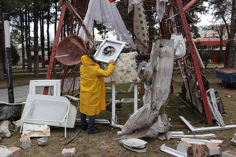 Hatay'dan getirdiği enkaz parçalarını sergiledi