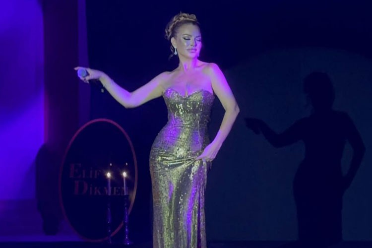 Pınar Eliçe Altın İşlemeli Kostümle Sahneye Çıktı