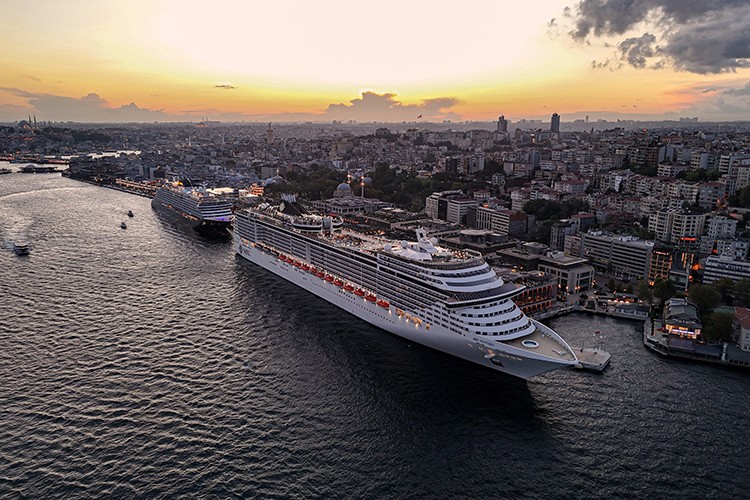 MSC Cruises ve Explora Journeys gemileri aynı anda İstanbul'da