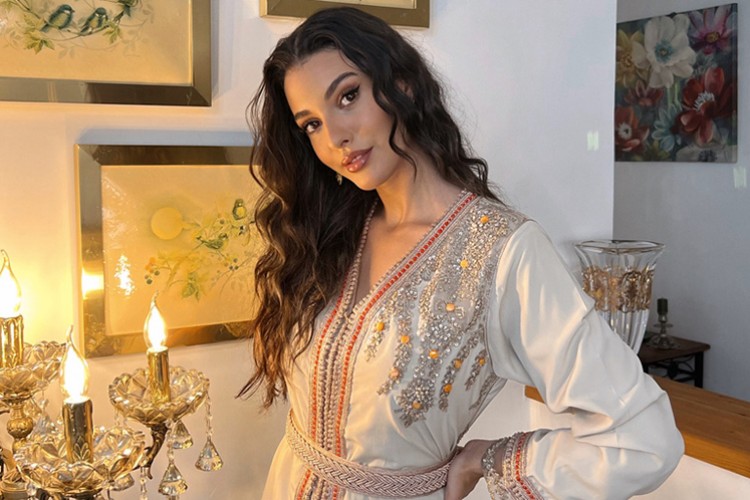 Faslı güzel geleneksel giysisiyle poz verdi