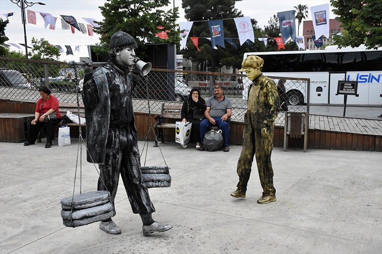 Samsun'da "canlı heykel" performans sanatı sergileniyor