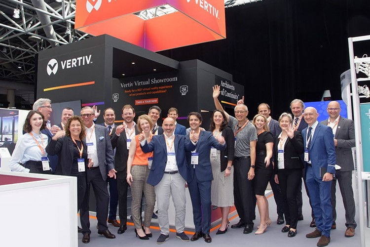 En Son Yeniliklerini Sergiledi