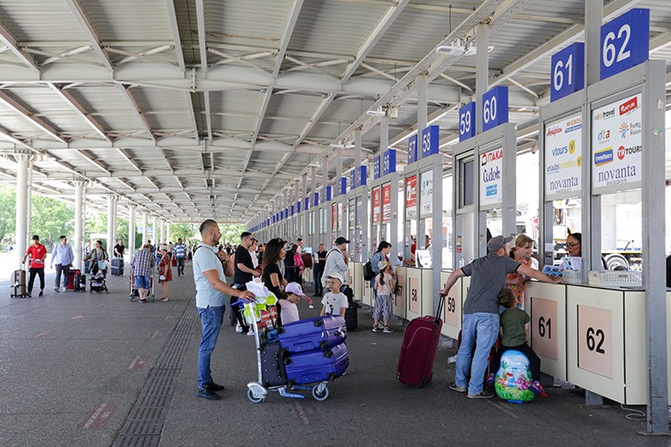 Antalya, turist sayısıyla 16 milyon hedefine ilerliyor