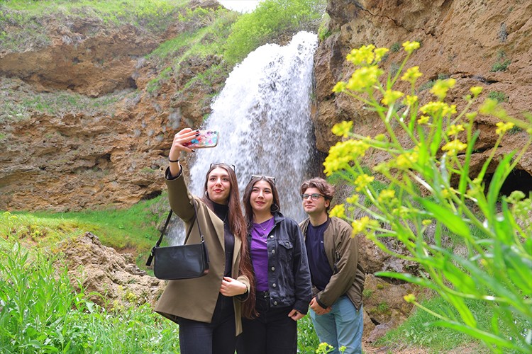 Bayburt'ta yeşilin tonları arasındaki Sırakayalar Şelalesi ilgi görüyor