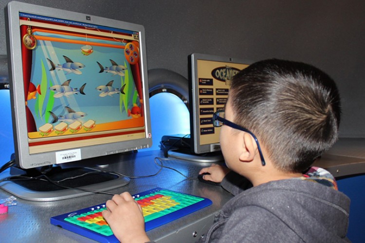 Çocuklar okul zamanı da oyun oynar