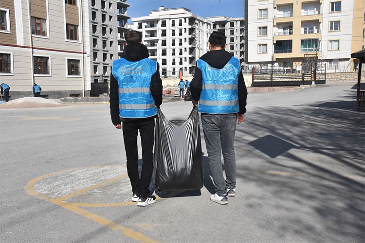 Van'da okullar yarıyıl tatilinde yükümlülerin emeğiyle yenilendi