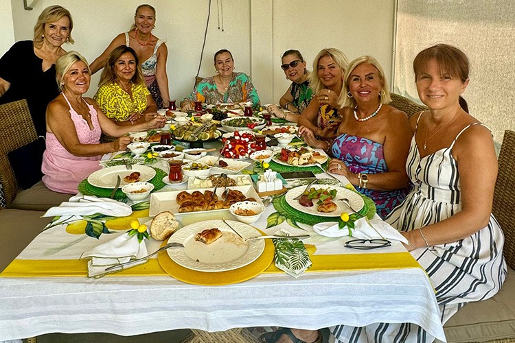 Nurgün Kemalbay dostlarına kahvaltı hazırladı