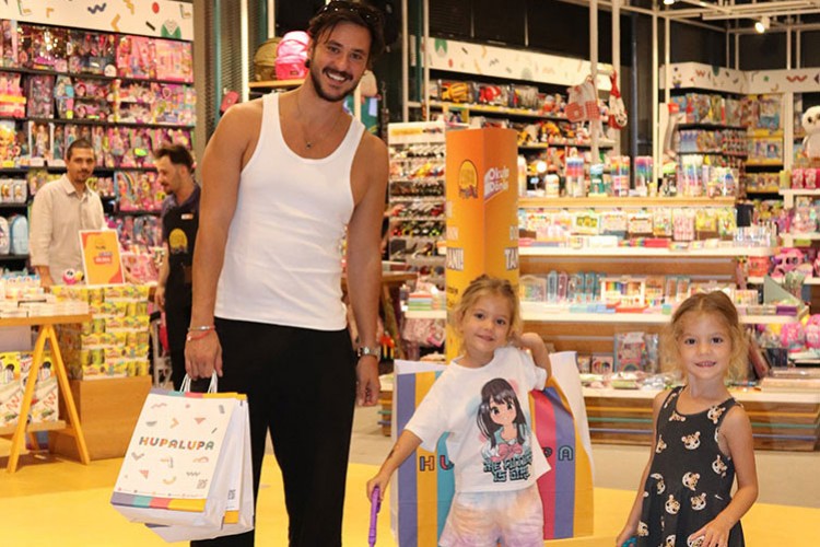 Kızlar alışverişte