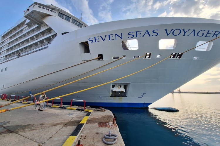 Seven Seas Voyager lüks yolcu gemisi, QTerminals Antalya Limanı'na demirledi