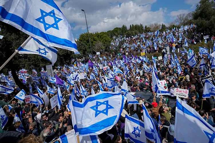 İsrailliler erteleme kararına protestolarına devam etti