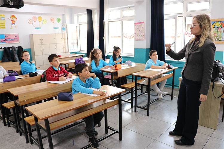 Notalarla engelini aşan Melis öğretmen azmiyle umut oluyor