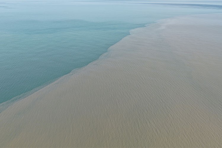 astamonu'da eriyen kar suları Karadeniz'in rengini değiştirdi