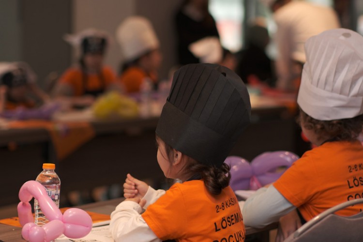 LÖSEV'li minik şefler mutfakta