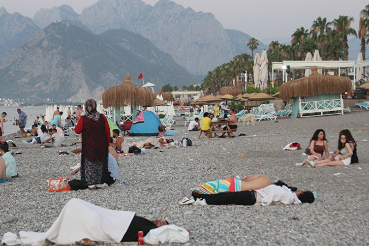 Antalya'da sahiller açıkhava oteline döndü