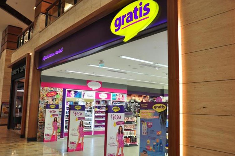 Gratis 15'inci yılında 15 kişiye otomobil hediye edecek