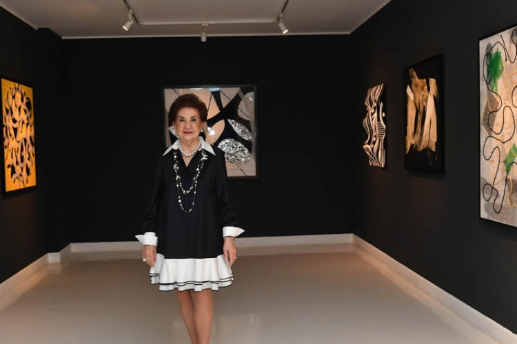 ÜNLÜ İSİMLER İNCİ ERTUĞ'UN 'AŞIK MIYIM NEYİM?' SERGİSİ'NDE BULUŞTU...