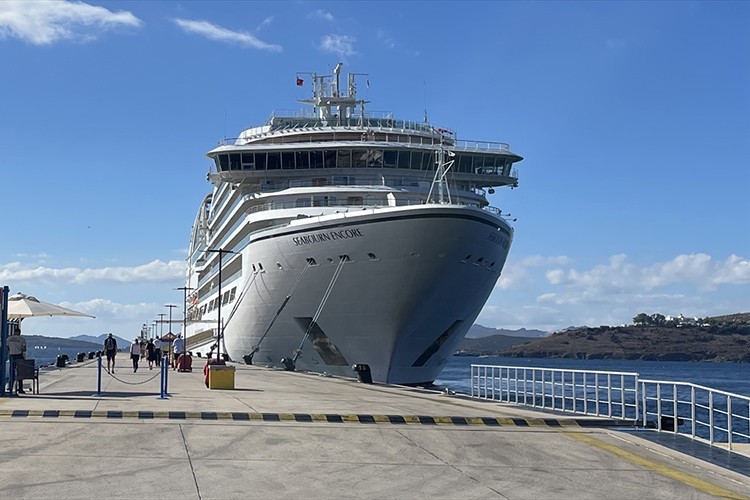 Bodrum'a sezonun son gemisi "Seabourn Encore" ile 543 yolcu geldi