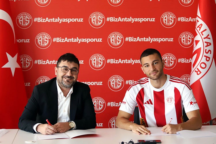 Emrecan Uzunhan, Antalyaspor için imza attı