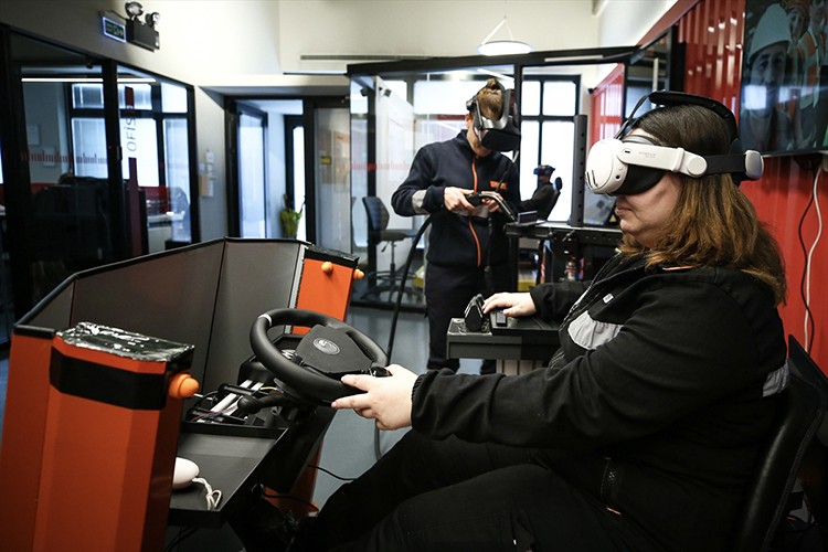 Simülatörlerle 5 branşta operatör yetiştiriliyor