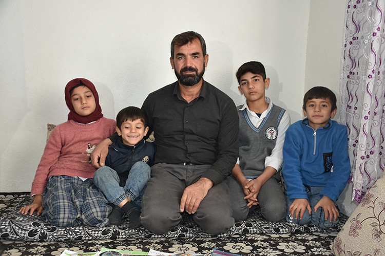 Baba taş kırarak 9 çocuk okutuyor