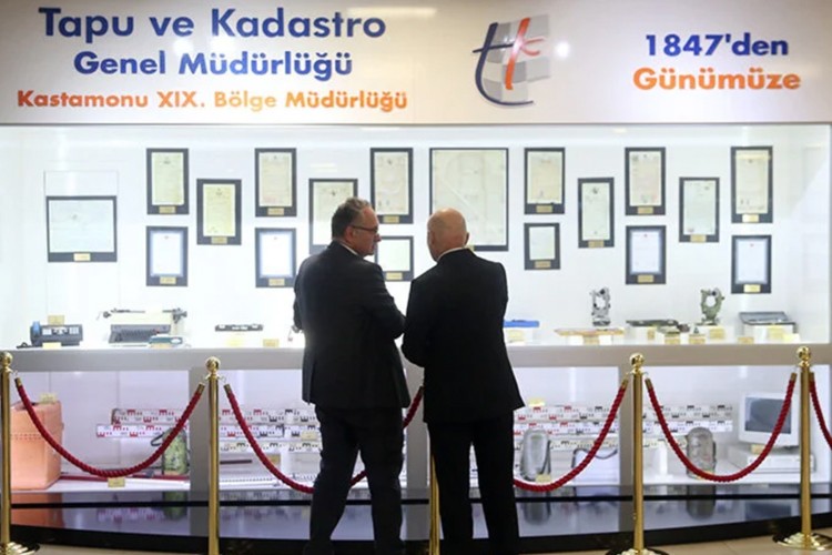 Tapu işlemleri için gelenler sergi salonunda geçmişe gidiyor