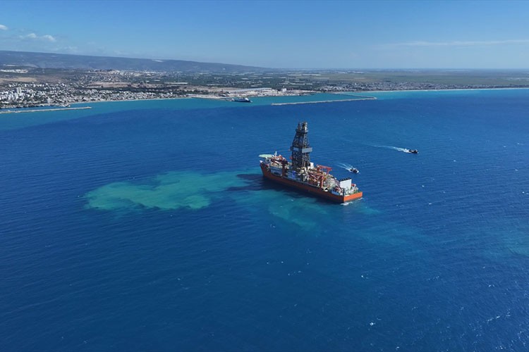 Enerji filosuna katılan iki yeni sondaj gemisinin ilki Mersin Taşucu Limanı'na ulaştı