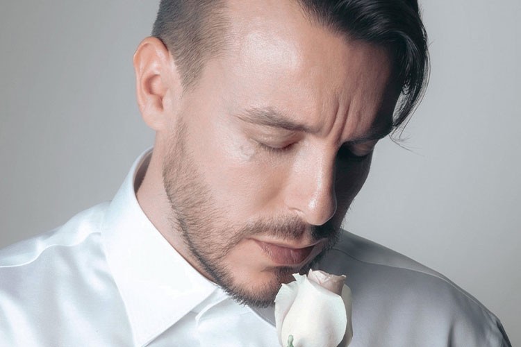 Cem Adrian'ın Solmayan Şarkılar albümünün plakları tükendi..