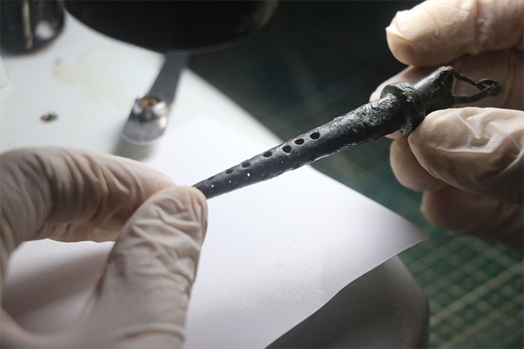 İçecek filtresi olarak kullanılan bronz obje bulundu