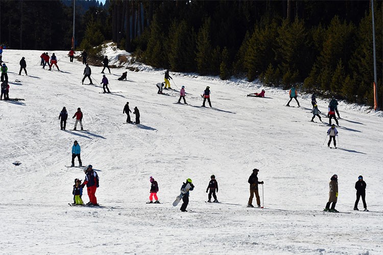 Sarıkamış Kayak Merkezi kayakseverlerle doldu