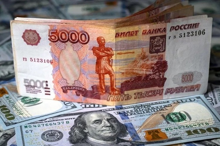 Rus rublesi dolar karşısında 102 seviyesini aştı