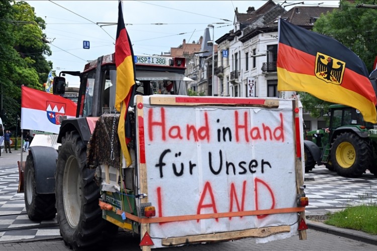 Brüksel'de çiftçilerden traktörlü protesto