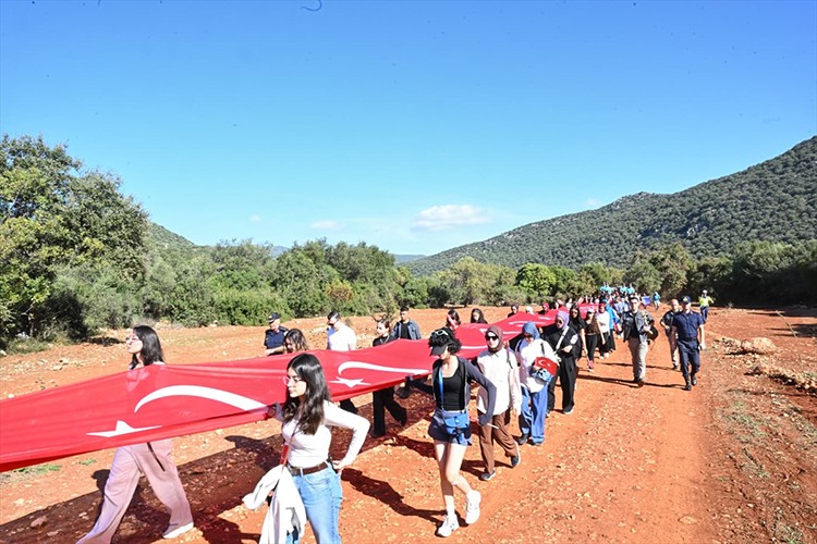 Antalya'da "Ecdadın Yolunda Cumhuriyet'e Saygı Yürüyüşü" yapıldı