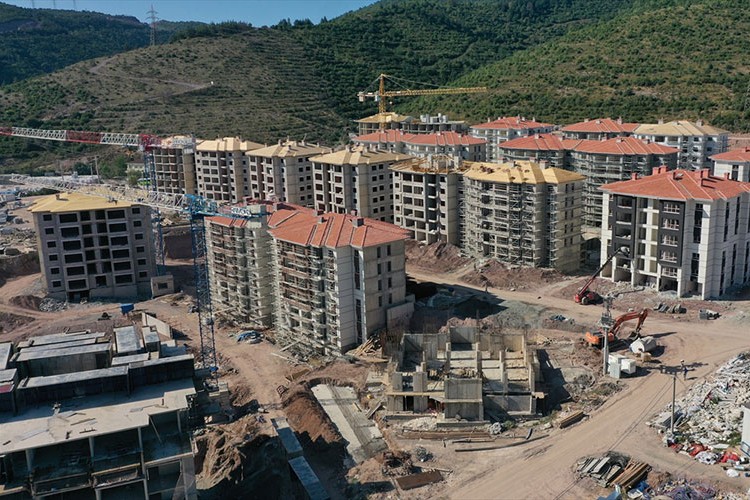 Riskli alanda oturanlar yeni evlerine kavuşuyor