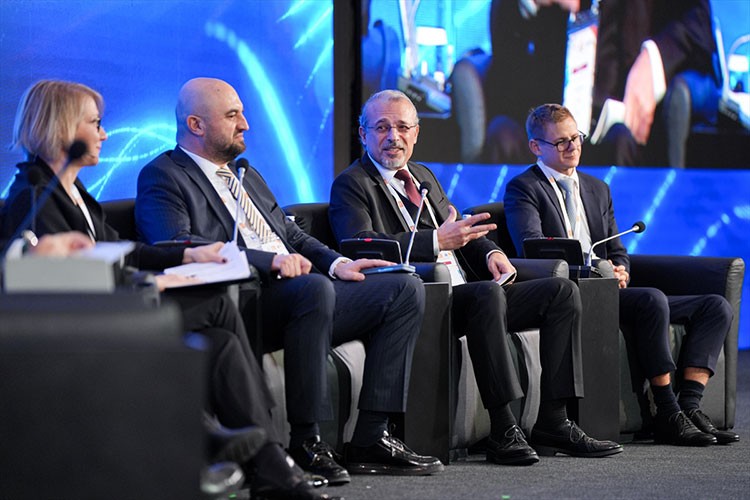 "Türkiye'nin enerjide merkez ülke durumunda"