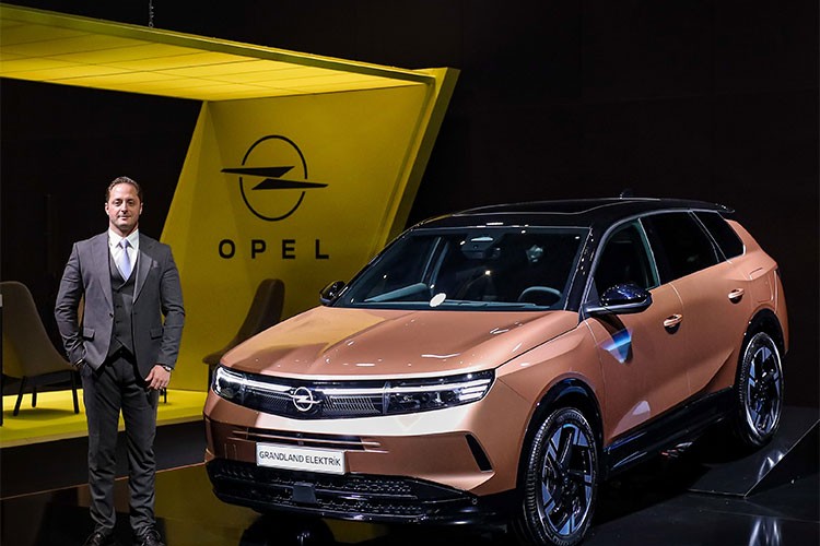 Opel 2025'te elektrikli araç satışlarını %8 hedefliyor