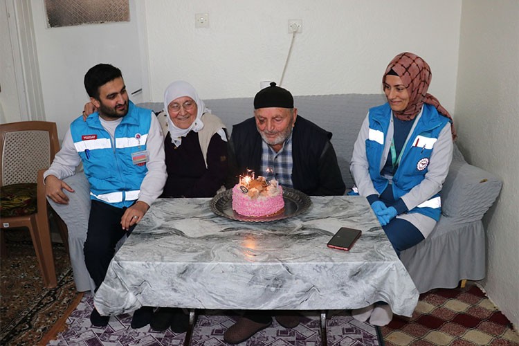 Doğum gününü ilk defa 80 yaşında sağlık ekibiyle kutladı