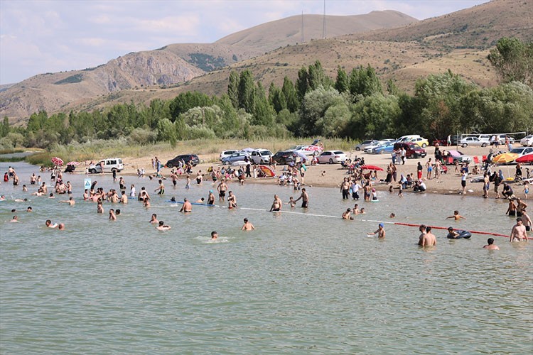 Bayburt'ta sıcaktan bunalanlar Çoruh Nehri'nde serinliyor