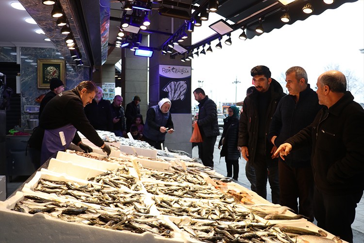 Trabzon'da ramazanda balığa olan ilgi devam ediyor